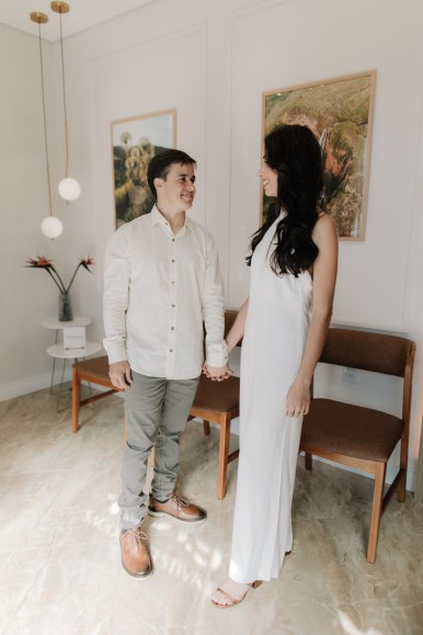 Doutor Cesar e Doutora Tais na sala de espera de maos dadas