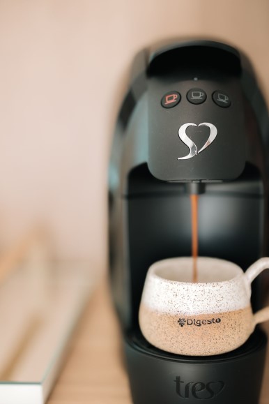 Maquina de café com xicara personalizada da Digesto