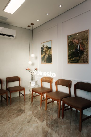 Sala de espera muito limpa, organizada e acolhedora